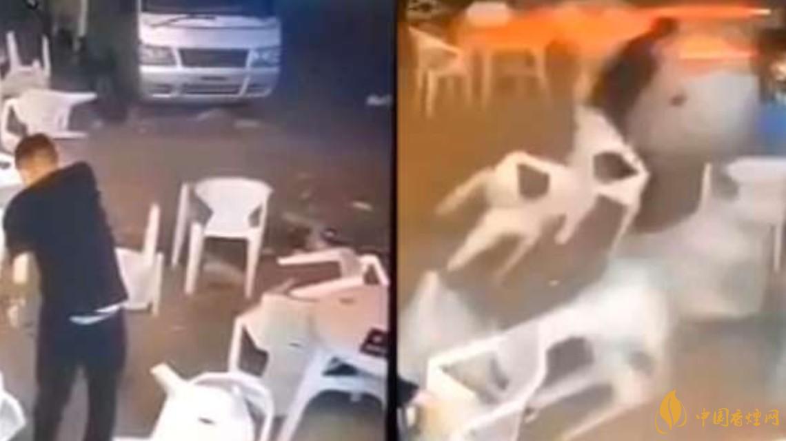 警方通報小車沖過夜市撞飛數(shù)人 這一幕太驚險了！