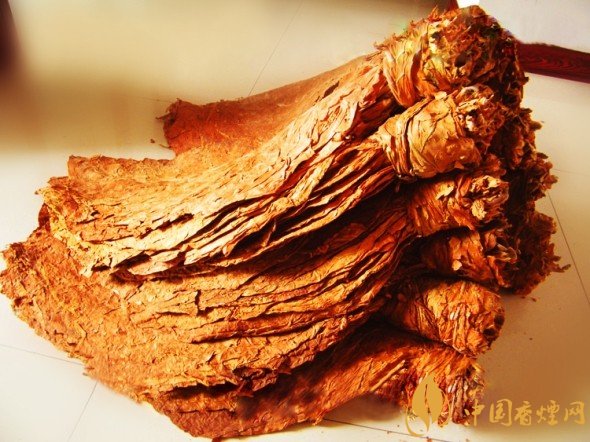 旱煙和煙卷哪個(gè)危害大，旱煙袋很有講究