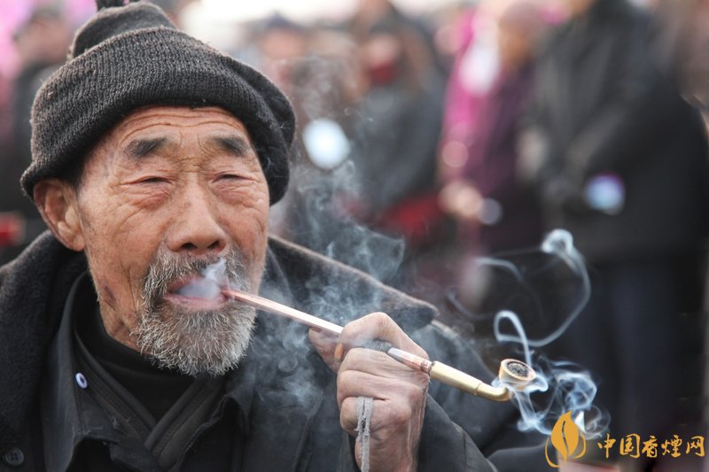 旱煙和煙卷哪個(gè)危害大，旱煙袋很有講究