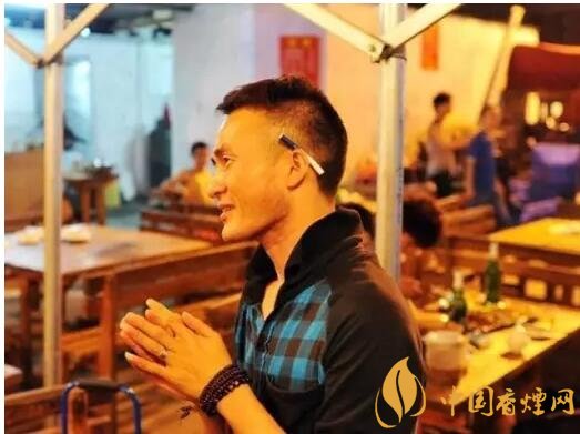 香煙夾耳朵上是怎么來的，耳夾煙是男人的專利